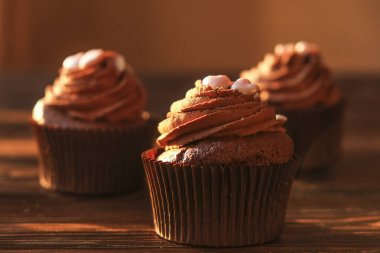 Lezzetli ev pişmiş doğum günü kek tatlı yaptı. Lezzetli ekmek yapım ürünleri şekil için kötü. Sağlıksız tatlılar. Tatil Noel, kadın anneler günü, mutlu Sevgililer, Şubat. Kız arkadaşım için hediye makyaj