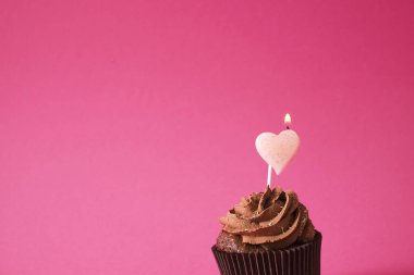 Lezzetli ev pişmiş doğum günü kek tatlı yaptı. Lezzetli ekmek yapım ürünleri şekil için kötü. Sağlıksız tatlılar. Tatil Noel, kadın anneler günü, mutlu Sevgililer, Şubat. Kız arkadaşım için hediye makyaj