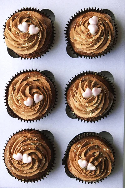 Välsmakande hemlagad bakad födelsedag muffin godis. Smaskiga bageriprodukter dåligt för figur. Ohälsosamt godis. Holiday jul, womens mödrar dag, happy valentine, februari. Göra upp present till flickvän — Stockfoto