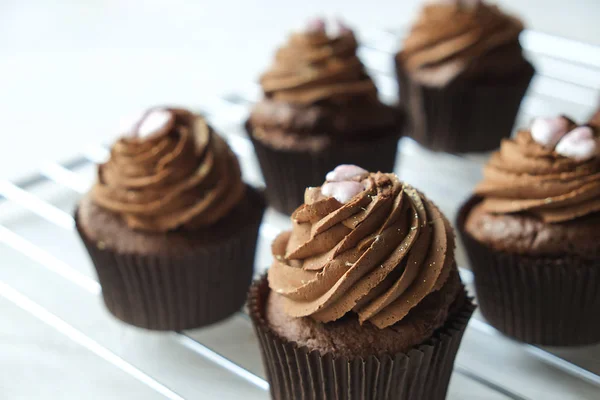 Välsmakande hemlagad bakad födelsedag muffin godis. Smaskiga bageriprodukter dåligt för figur. Ohälsosamt godis. Holiday jul, womens mödrar dag, happy valentine, februari. Göra upp present till flickvän — Stockfoto