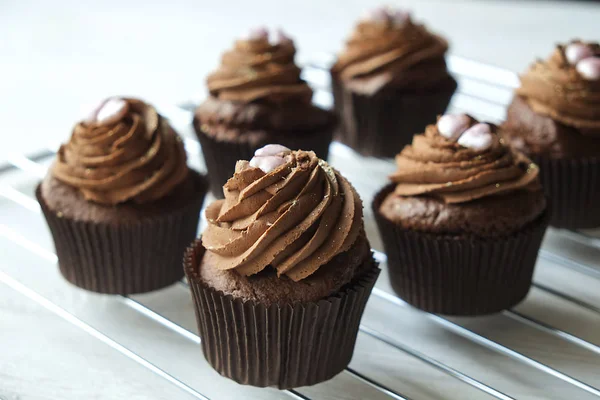 Välsmakande hemlagad bakad födelsedag muffin godis. Smaskiga bageriprodukter dåligt för figur. Ohälsosamt godis. Holiday jul, womens mödrar dag, happy valentine, februari. Göra upp present till flickvän — Stockfoto