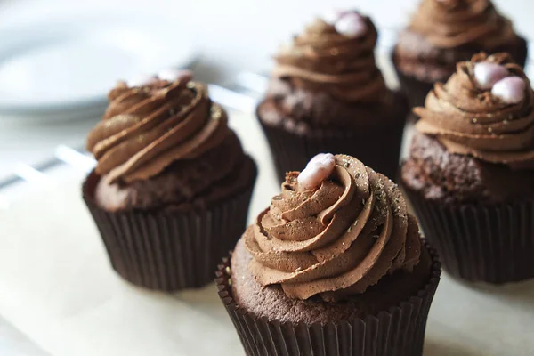 Välsmakande hemlagad bakad födelsedag muffin godis. Smaskiga bageriprodukter dåligt för figur. Ohälsosamt godis. Holiday jul, womens mödrar dag, happy valentine, februari. Göra upp present till flickvän — Stockfoto