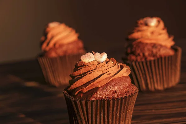 Välsmakande hemlagad bakad födelsedag muffins godis. Smaskiga bageriprodukter dåligt för figur. Ohälsosamt godis. Holiday jul, womens mödrar dag, happy valentine, februari. Göra upp present till flickvän — Stockfoto