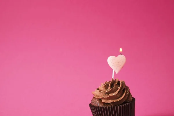 Välsmakande hemlagad bakad födelsedag muffin godis. Smaskiga bageriprodukter dåligt för figur. Ohälsosamt godis. Holiday jul, womens mödrar dag, happy valentine, februari. Göra upp present till flickvän — Stockfoto