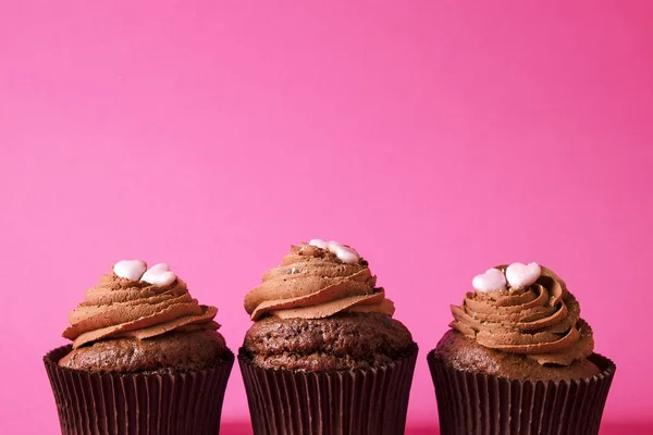 Smaczne domowe pieczone urodziny muffin słodycze. Pyszne pieczywo złe dla rysunku. Niezdrowe słodkości. Na wakacje Boże Narodzenie, dzień matki damskie, szczęśliwy valentine, luty. Tworzą prezent dla dziewczyny — Zdjęcie stockowe