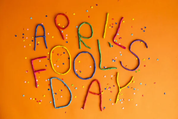Grappige lettertype dwazen eerste april dag geschreven in plastecine van verschillende kleuren. — Stockfoto