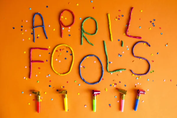 Grappige lettertype dwazen eerste april dag geschreven in plastecine van verschillende kleuren. — Stockfoto