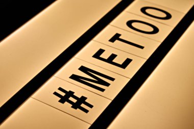 Lightbox '#Metoo' metnin kapatın. Kadın güçlendirme eğitim hareketi.