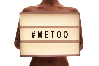 '#Metoo' metin kadının elinde. Kadın güçlendirici hareket kavramı.