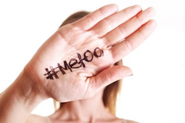 '#Metoo' metin kadının elinde. Kadın güçlendirici hareket kavramı.