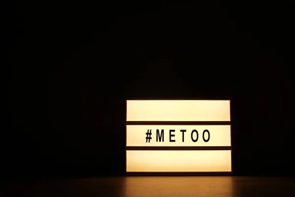 '#Metoo' 텍스트 라이트 박스에서 닫습니다. 여성의 힘을 실어 교육 운동. — 스톡 사진