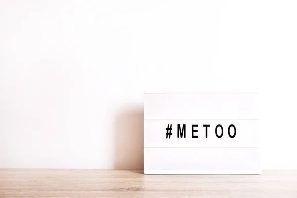Κοντινό πλάνο της «#Metoo» κείμενο στο lightbox. Γυναικεία ενδυνάμωση εκπαιδευτικό κίνημα. — Φωτογραφία Αρχείου
