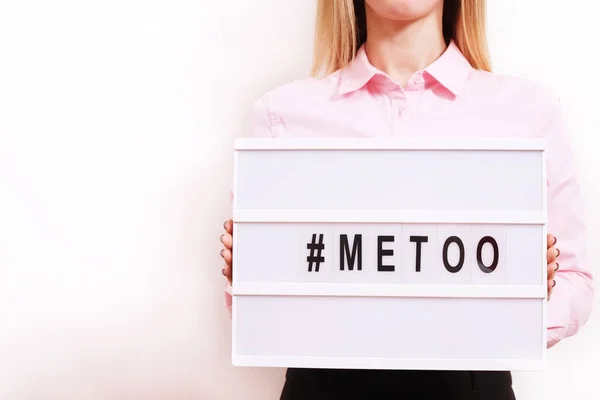 Texto "# METOO" nas mãos das mulheres. Feminino empoderamento conceito movimento . — Fotografia de Stock