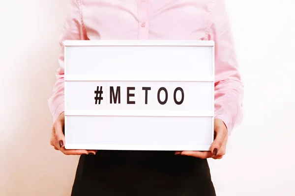 «#Metoo» κείμενο στα χέρια της γυναίκας. Γυναικεία ενδυνάμωση κίνηση έννοια. — Φωτογραφία Αρχείου