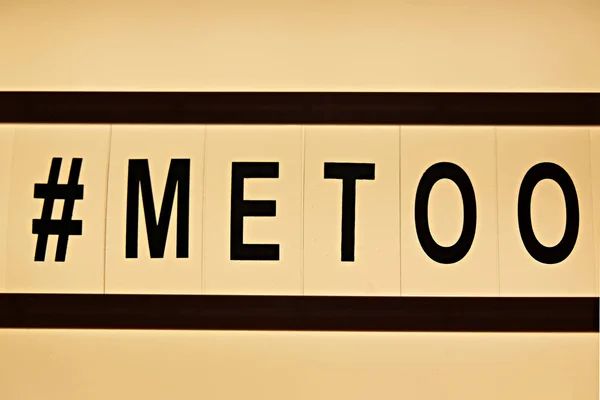 '#Metoo' 텍스트 라이트 박스에서 닫습니다. 여성의 힘을 실어 교육 운동. — 스톡 사진