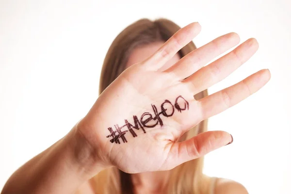 De tekst van de '#Metoo' in handen van de vrouw. Vrouwelijke empowerment verkeer concept. — Stockfoto