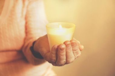 Olgun kadının ellerini kapatın. Sağlık hizmeti veren, bakım evi. Ebeveyn sevgi büyükanne. Yaşlılık hastalıkları ile ilgili.