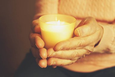 Olgun kadının ellerini kapatın. Sağlık hizmeti veren, bakım evi. Ebeveyn sevgi büyükanne. Yaşlılık hastalıkları ile ilgili.