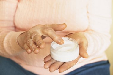 Olgun kadının ellerini kapatın. Sağlık hizmeti veren, bakım evi. Ebeveyn sevgi büyükanne. Yaşlılık hastalıkları ile ilgili.