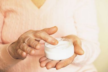 Olgun kadının ellerini kapatın. Sağlık hizmeti veren, bakım evi. Ebeveyn sevgi büyükanne. Yaşlılık hastalıkları ile ilgili.