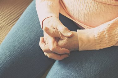 Olgun kadının ellerini kapatın. Sağlık hizmeti veren, bakım evi. Ebeveyn sevgi büyükanne. Yaşlılık hastalıkları ile ilgili.