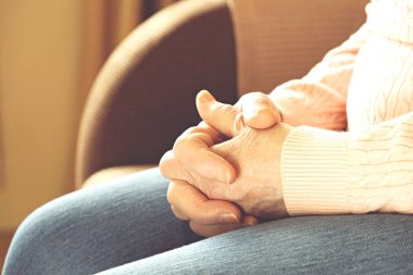 Olgun kadının ellerini kapatın. Sağlık hizmeti veren, bakım evi. Ebeveyn sevgi büyükanne. Yaşlılık hastalıkları ile ilgili.