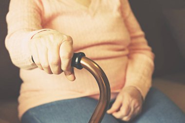 Olgun kadının ellerini kapatın. Sağlık hizmeti veren, bakım evi. Ebeveyn sevgi büyükanne. Yaşlılık hastalıkları ile ilgili.