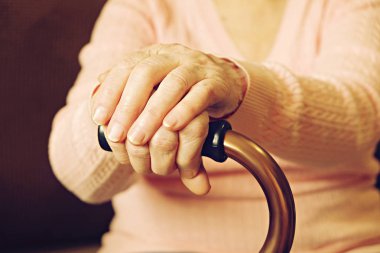 Olgun kadının ellerini kapatın. Sağlık hizmeti veren, bakım evi. Ebeveyn sevgi büyükanne. Yaşlılık hastalıkları ile ilgili.