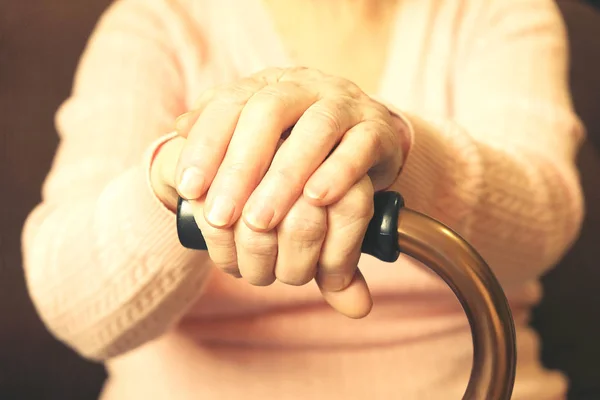 Nahaufnahme reifer Frauenhände. Gesundheitsversorgung, Pflegeheim. Die elterliche Liebe zur Großmutter. Alterskrankheiten. — Stockfoto