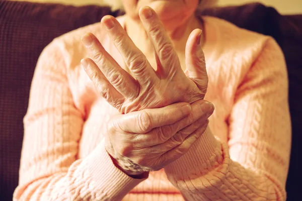 Közelről érett womans kezét. Egészségügyi ellátás ad, idősek otthonában. Szülői szeretet nagymama. Idős korban összefüggő betegségek. — Stock Fotó