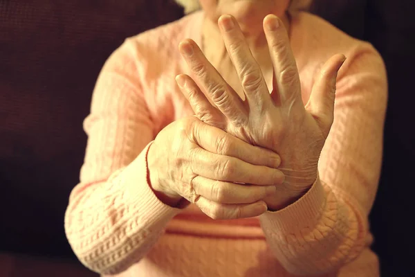 Primer plano de las manos de las mujeres maduras. Cuidado de la salud, hogar de ancianos. El amor paterno de la abuela. Enfermedades relacionadas con la vejez . —  Fotos de Stock