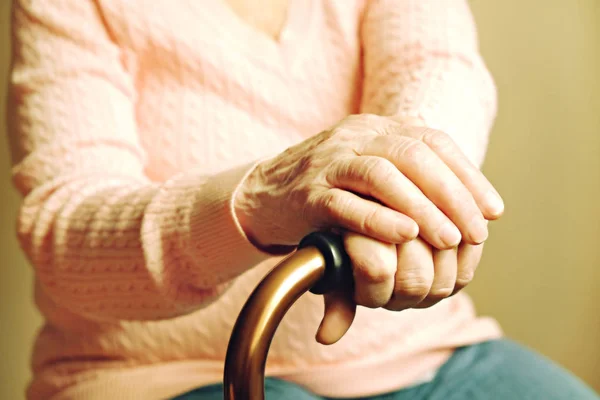 Закрыть зрелые женские руки. Здравоохранение, дом престарелых. Родительская любовь к бабушке. Заболевания старости . — стоковое фото