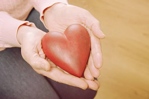 Närbild av mogen kvinnas händer. Hälso-och sjukvård ger, sjukhem. Föräldrarnas kärlek av mormor. Ålderdom relaterade sjukdomar. — Stockfoto