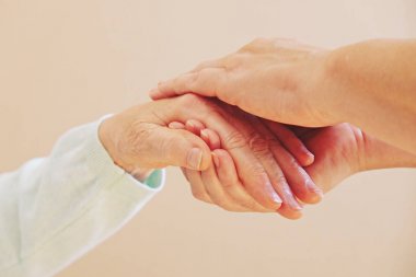 Yaşlı Olgun kadın bakım tesisi Hastane Personel Hemşire yardım alır. Kadın kıdemli yaşlı buruşuk elinde kapatın. Büyük anne günlük yaşam.