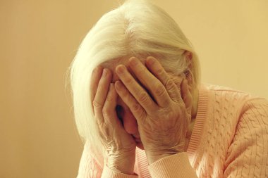 Yaşlı Olgun kadın bakım tesisi Hastane Personel Hemşire yardım alır. Kadın kıdemli yaşlı buruşuk elinde kapatın. Büyük anne günlük yaşam.