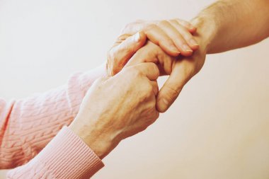 Yaşlı Olgun kadın bakım tesisi Hastane Personel Hemşire yardım alır. Kadın kıdemli yaşlı buruşuk elinde kapatın. Büyük anne günlük yaşam.