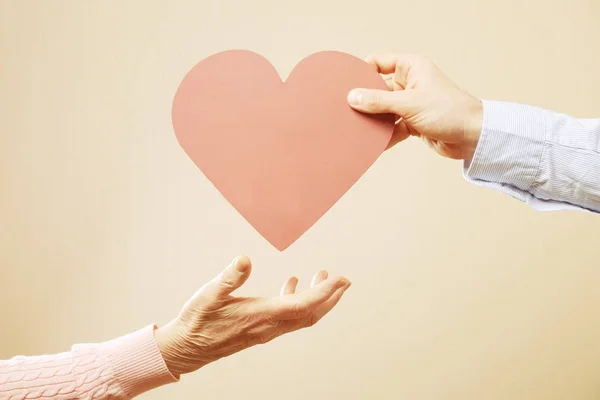 Senior vrouwelijke gebaar taal, handen tekenen geïsoleerd op een effen witte achtergrond. Oude vrouw in haar jaren zeventig / tachtig tonen wapens onderarmen. — Stockfoto