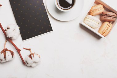 Geleneksel Fransız badem karamelli çikolata kızılcık macarons tatlı bisküvi tepside beyaz gri beton dokulu arka plan masa üstü. Lezzetli ama sağlıksız gıda.