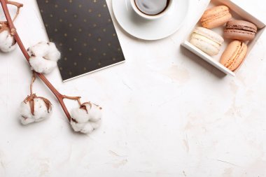 Geleneksel Fransız badem karamelli çikolata kızılcık macarons tatlı bisküvi tepside beyaz gri beton dokulu arka plan masa üstü. Lezzetli ama sağlıksız gıda.