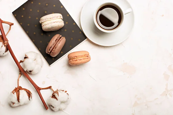 Macarrones de arándanos tradicionales de chocolate con caramelo de almendras francesas bandeja de galletas de postre sobre fondo texturizado de hormigón gris blanco. Comida sabrosa pero poco saludable . —  Fotos de Stock