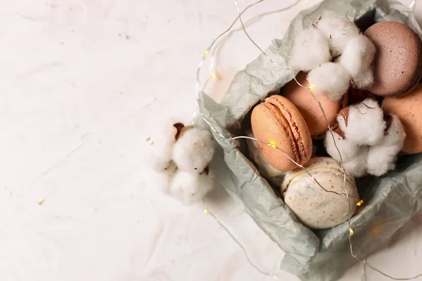 Macarrones de arándanos tradicionales de chocolate con caramelo de almendras francesas bandeja de galletas de postre sobre fondo texturizado de hormigón gris blanco. Comida sabrosa pero poco saludable . —  Fotos de Stock