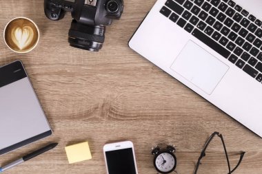 Fotoğraf blogger / fotoğrafçı / o uzman'ın tipik ofis alanı tablo dizüstü bilgisayar, boş ekran, kahve fincanı ve elektronik. Üstten Görünüm, kopya alanı, düz lay, Tepegöz, zemin.