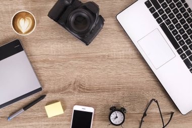 Fotoğraf blogger / fotoğrafçı / o uzman'ın tipik ofis alanı tablo dizüstü bilgisayar, boş ekran, kahve fincanı ve elektronik. Üstten Görünüm, kopya alanı, düz lay, Tepegöz, zemin.