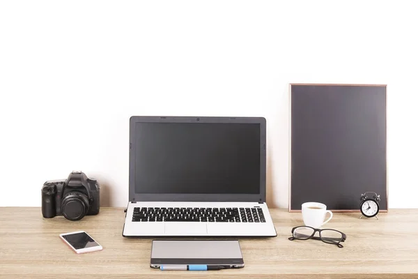 Photo blogger / fotografo / è tipico tavolo da ufficio dello specialista con computer portatile, schermo bianco, tazza di caffè ed elettronica. Vista dall'alto, spazio di copia, disposizione piatta, sopraelevato, sfondo . — Foto Stock