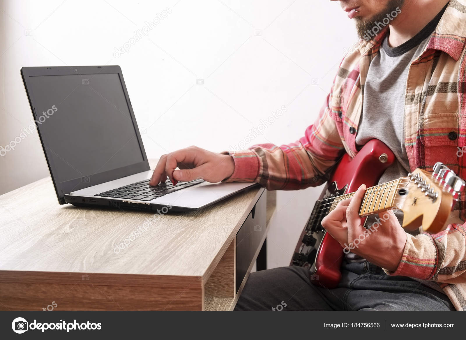 Случайно Одетый Бородатый Молодой Человек С Гитарой Играет Песни В.