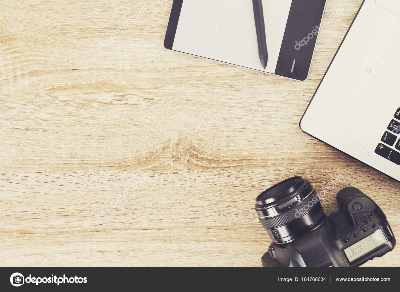 Foto blogger / fotógrafo / es la mesa de oficina típica del