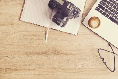 Fotoğraf blogger / fotoğrafçı / o uzman'ın tipik ofis alanı tablo dizüstü bilgisayar, boş ekran, kahve fincanı ve elektronik. Üstten Görünüm, kopya alanı, düz lay, Tepegöz, zemin.