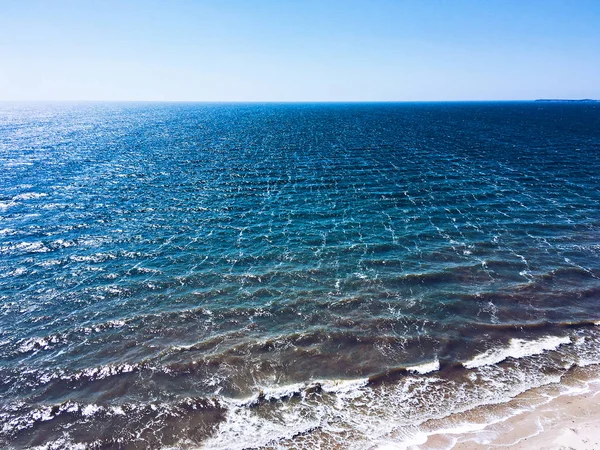 Meereslandschaft mit Sandstrand und Wellen des Kaspischen Meeres — Stockfoto