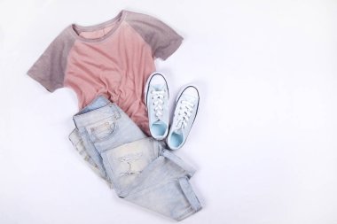 Modern şık bir görünüm için şık moda blog lookbook. Kadın dergisi için şık giyim düz yatıyordu.