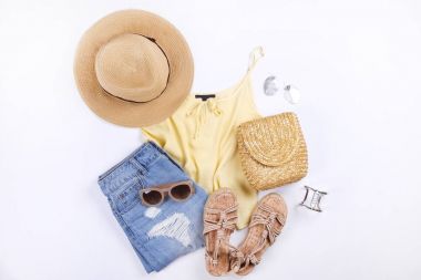 Modern şık bir görünüm için şık moda blog lookbook. Kadın dergisi için şık giyim düz yatıyordu.